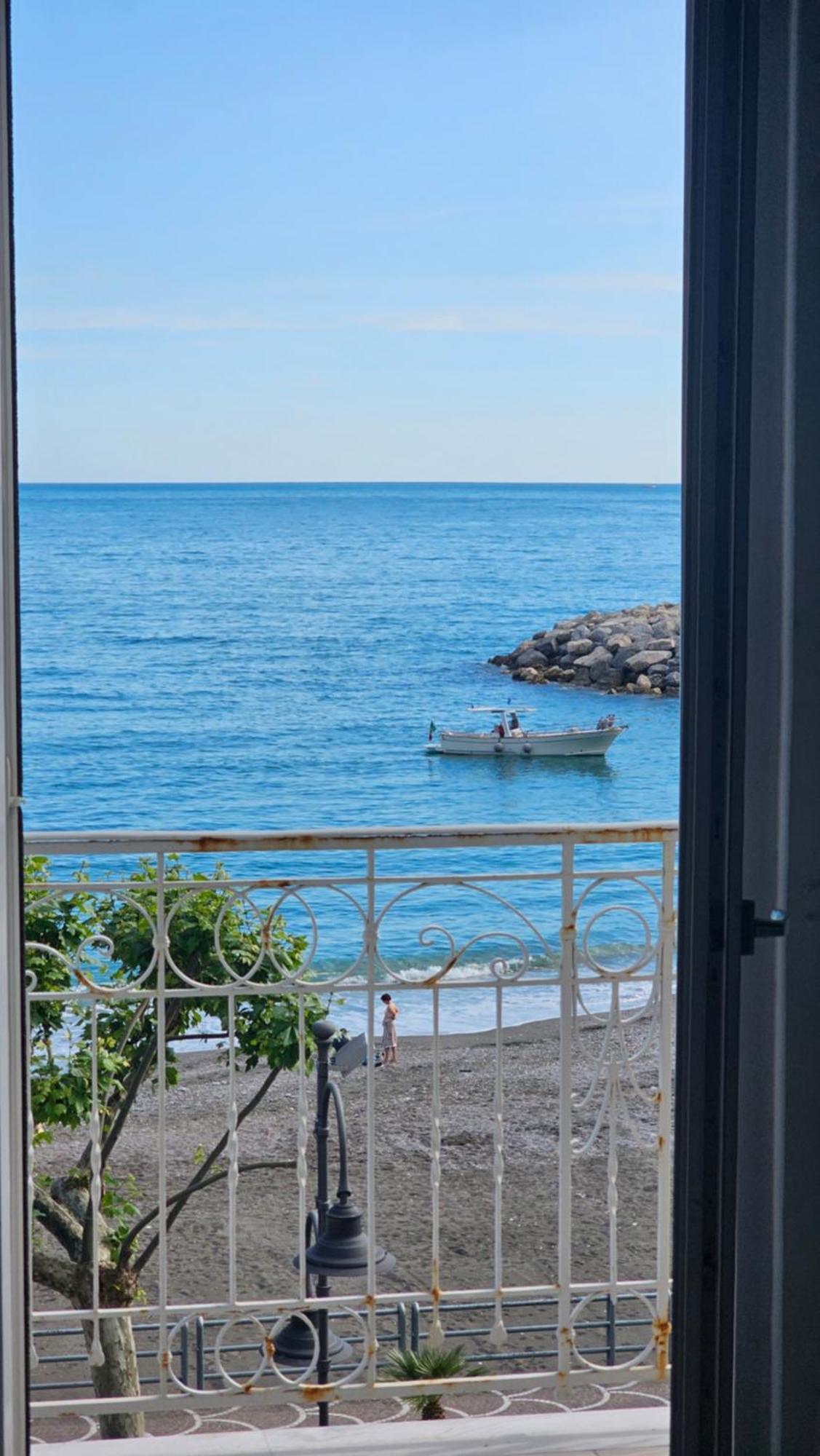 Galene - Beachfront In Costa D'Amalfi Maiori Eksteriør billede